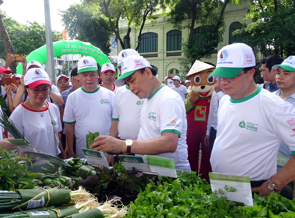 Thủ tướng Nguyễn Xuân Phúc thăm gian hàng không sử dụng túi nilon
